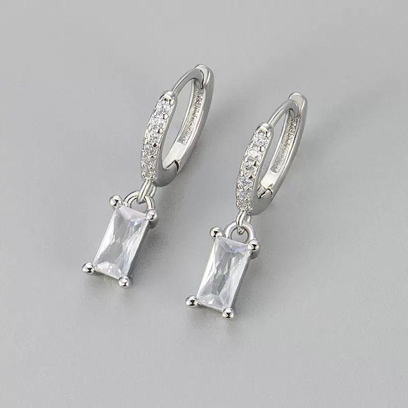 

2026 New Cubic Zirconia Geometric Earrings for Women Minimalist Metal Inlaid Zircon Circle Ear Buckle Earrings Fashion Zircon медный