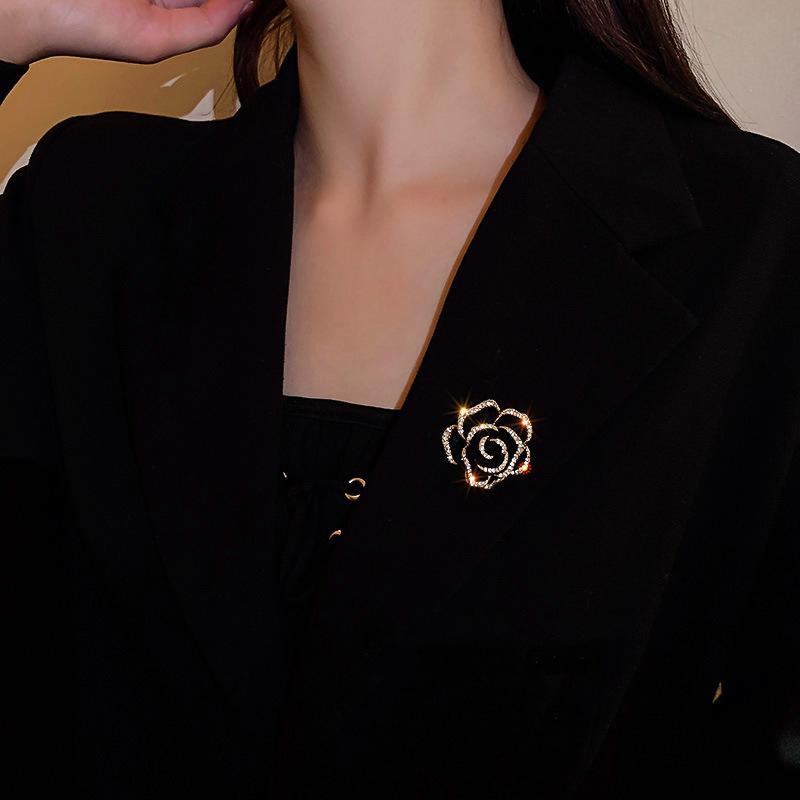1pc Women Elegant Camellia Brooch High-end Exquisite Resin Rhinestone French Brooch for Daily Banquet Wearing Suit Pin Accessory
