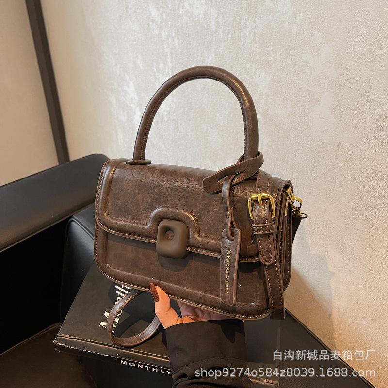 

Commuter tote bag women s 2025 spring and summer new simple and fashionable small square bag high-end niche messenger bag темно-коричневого кольору