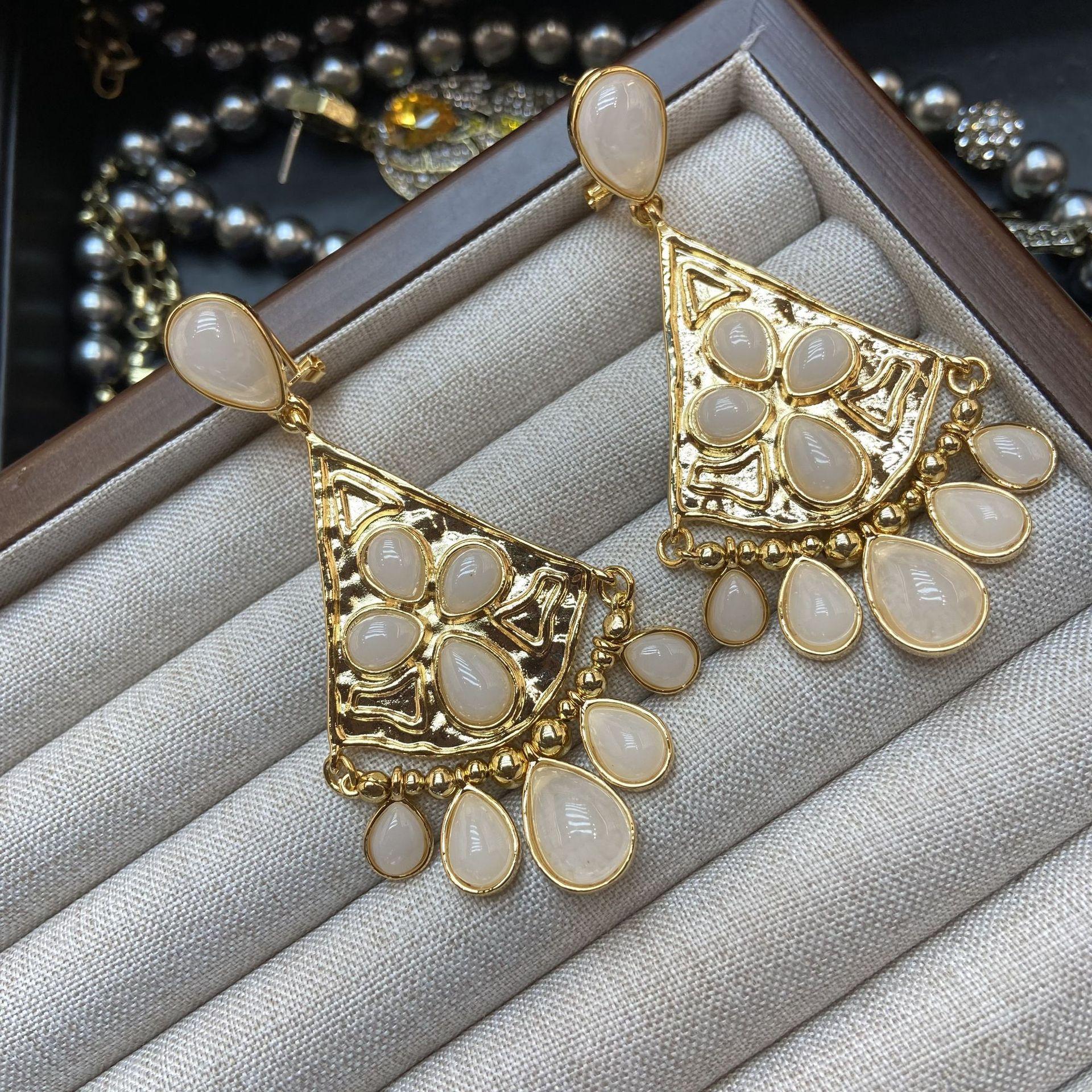 

Серьги-гвоздики из белого нефрита в форме веера с бахромой из нишевого металла в стиле ретро в стиле тяжелой промышленности с каплями воды, длинные, премиум-серьги-гвоздики