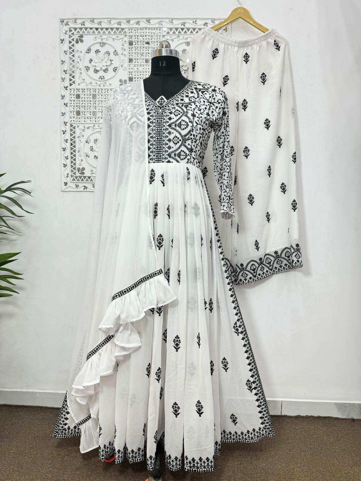 

Красивая вышивка и пайетки толщиной 5 мм от Nyra Cut Kurti — Plazzo With Dupatta