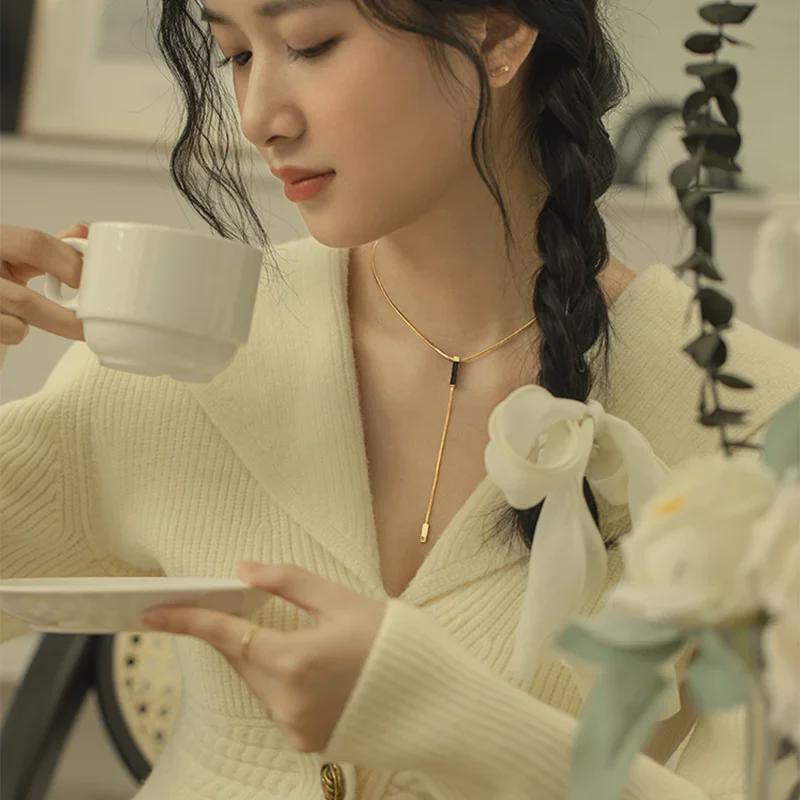 2024 Yaz Y Şeklinde Yılan Kemiği Titanyum Kolye - Kadınlar için Minimalist Lüks Köprücük Kemiği Zinciri