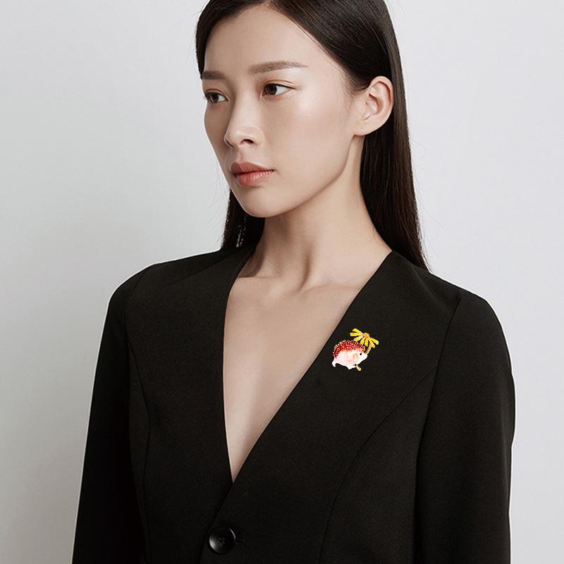 Brooch, cute cartoon, hedgehog brooch, scarf buckle, enamel glaze, drip oil, brooch, daisy brooch