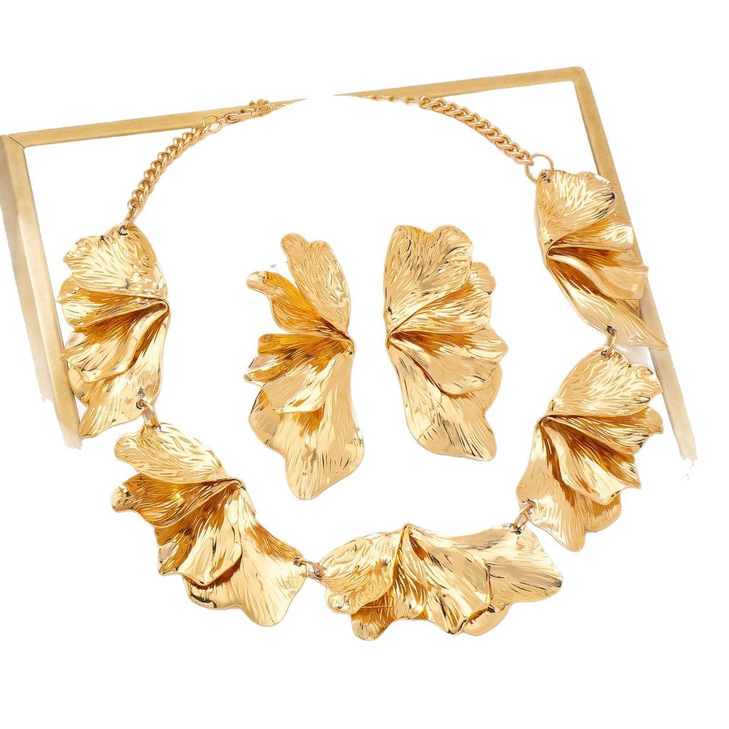 Hot Sale Premium Design Leaf Stud Earrings Necklace Set Suitable for Women Street Parties Wear Ear Accessories