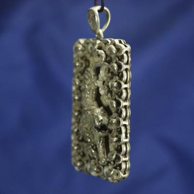 Chińska tybetańska srebro pusta rzeźbiona statuetka tygrysa amulety naszyjniki wisiorki