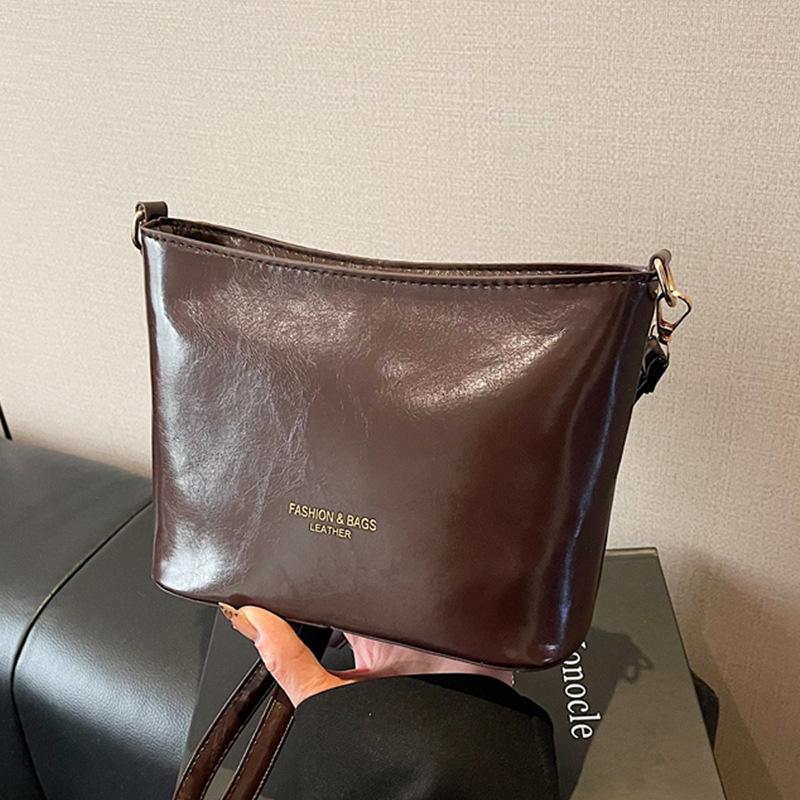 

Нишевая дизайнерская сумка женская индивидуальная зимняя новинка 2025 года портативная модная популярная зарубежная трендовая сумка-ведро через плечо кофейный