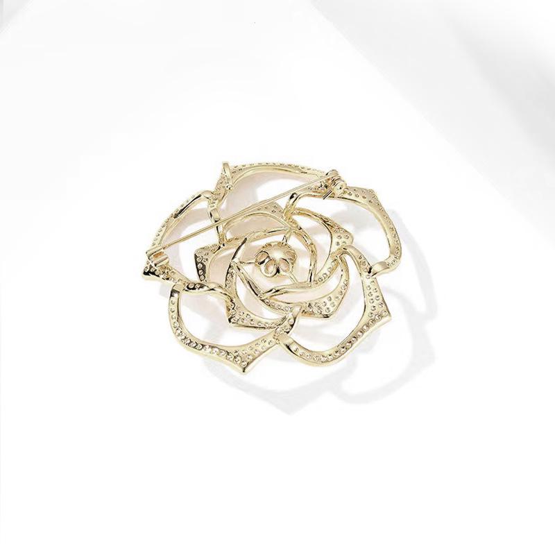 Elegant Camellia Pearl Vintage Brooch: Luxurious European & American Style Corsage Pin for Women's High-End Coats.