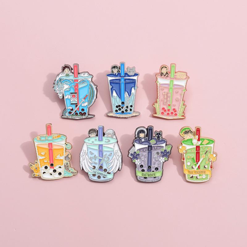Kreative Anime-inspirierte Perlenmilchtee-Tassenbrosche Buntes Metallaccessoire für modische Outfits