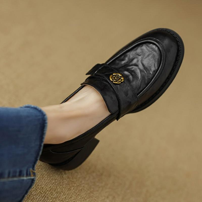 

Leather camellia soft sole thick heel versatile loafers women s 2025 new autumn and winter flat heel retro single shoes small leather shoes 35 чёрный