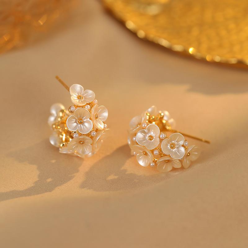 Light luxury elegant temperament flower earrings high-end flower basket copper gold-plated pearl earrings