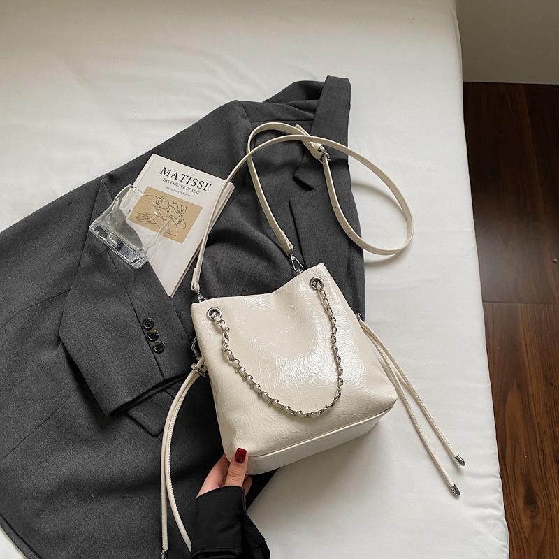 Simple Texture Chain Bucket Bag Women's New Niche Versatile Messenger Bag Fashionable Commuter Armpit Bag