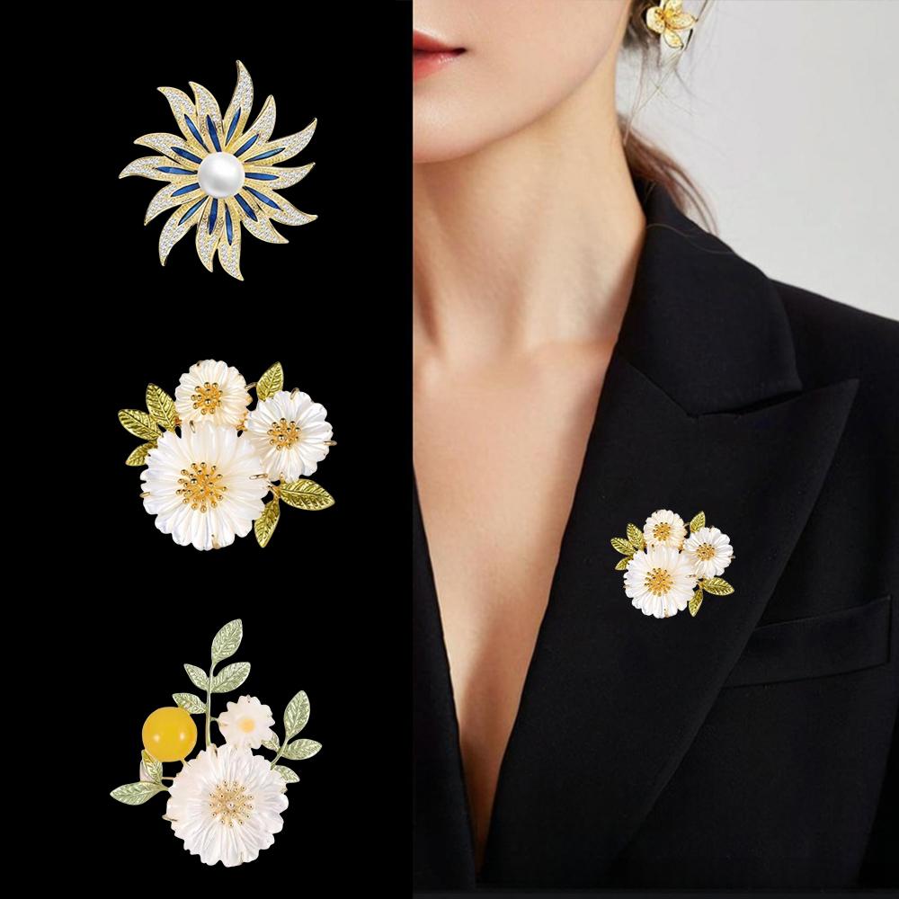 Exquisite Crystal Sunflower Brooches for Women Fashion Daisy Flower Collar Pins Coat Shawl Corsage Jewelry Party Accessories