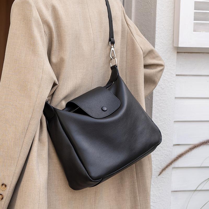 Big bag messenger bag women's new high-end texture soft leather underarm bag women's niche design shoulder bag