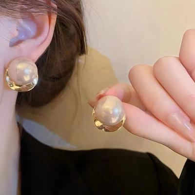 Silver Needle Retro Style Large Pearl Earrings - Women's Unique, Luxurious, Minimalist and Simple Ear Pendants