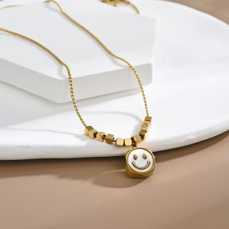 Live Broadcast Smiley Face Pendant Necklace, Fade-Resistant White Shell Titanium Steel, Luxury Light Clavicle Chain.