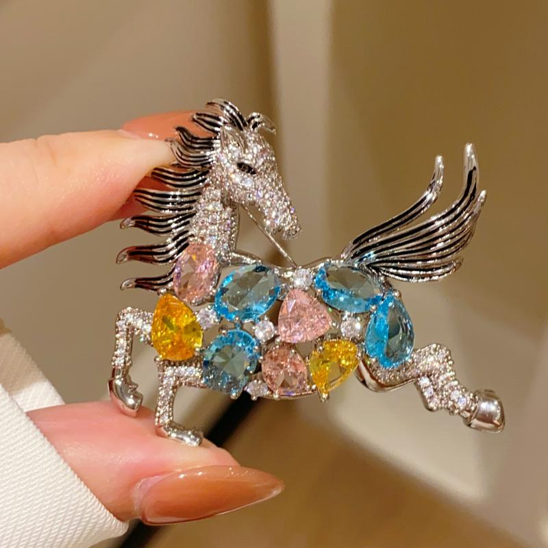 Fashion Zodiac Horse Brooch Personalized Rhinestone Pony Lapel Pins For Women Men Suit Clothing Accessories New Year Gifts
