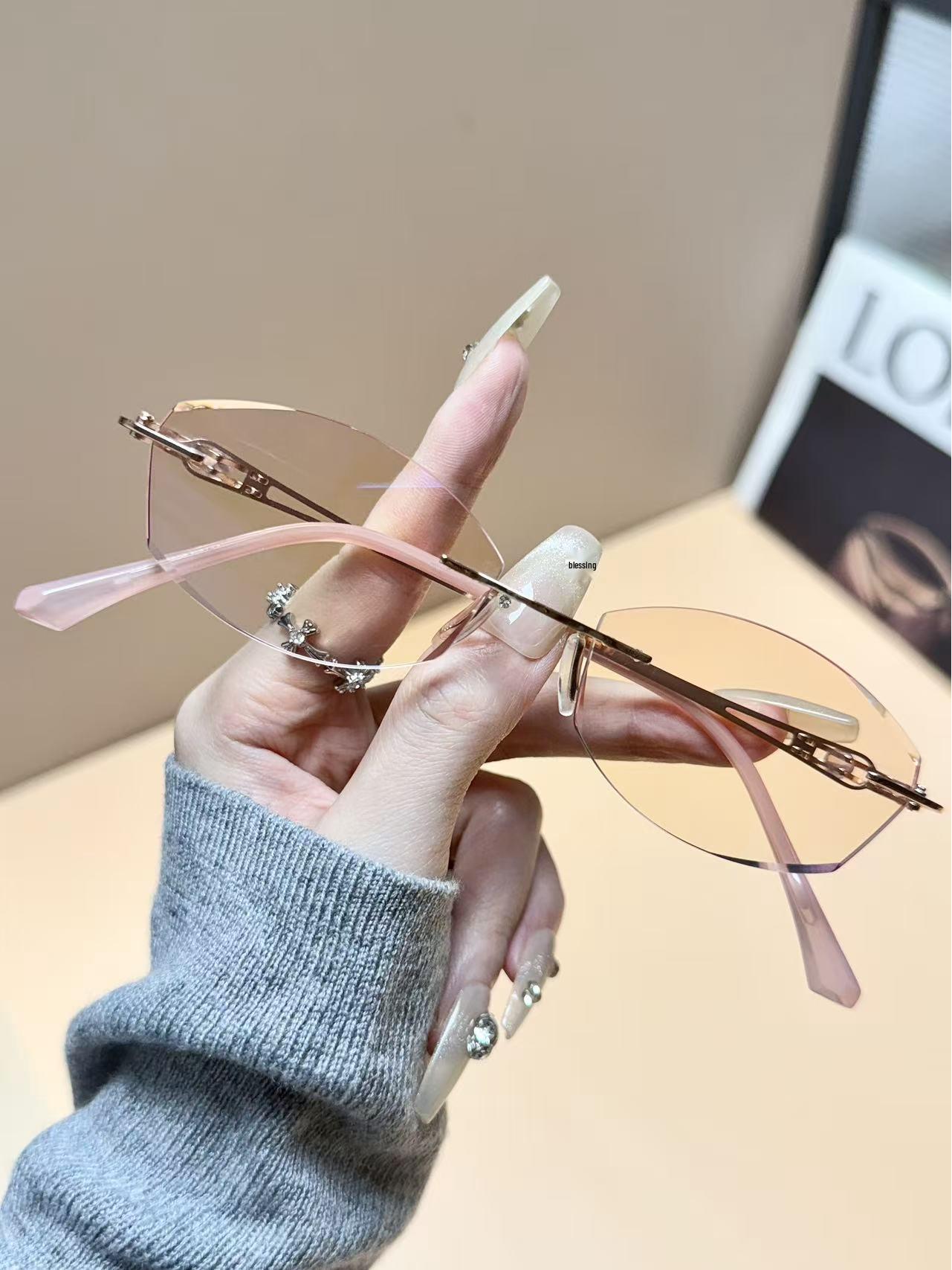 

Сверхлегкие модные очки-плано с шиповым соединением, защитой от синего света, в литературном стиле.