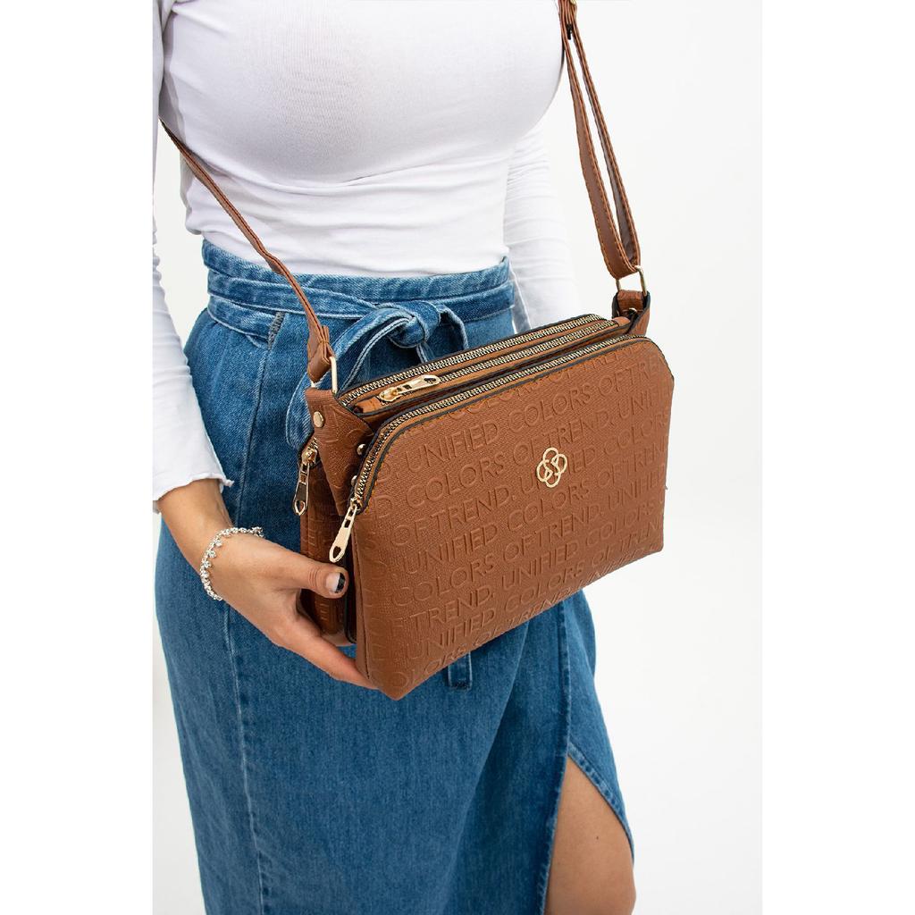 Hochwertige, wasserabweisende Schultertasche mit Kreuzgurt und drei Fächern, in Schwarz mit Textdruck bedruckt