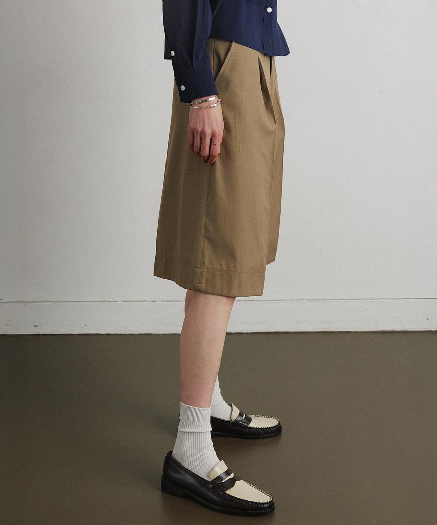 Aheule Sculpt Tuck Shorts_Olive Beige