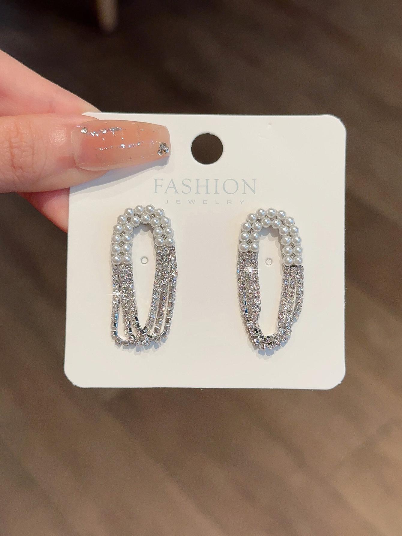 

Простые серьги-гвоздики с бриллиантами и овальным жемчугом, легкие, роскошные, темпераментные, универсальные, высококлассного дизайна