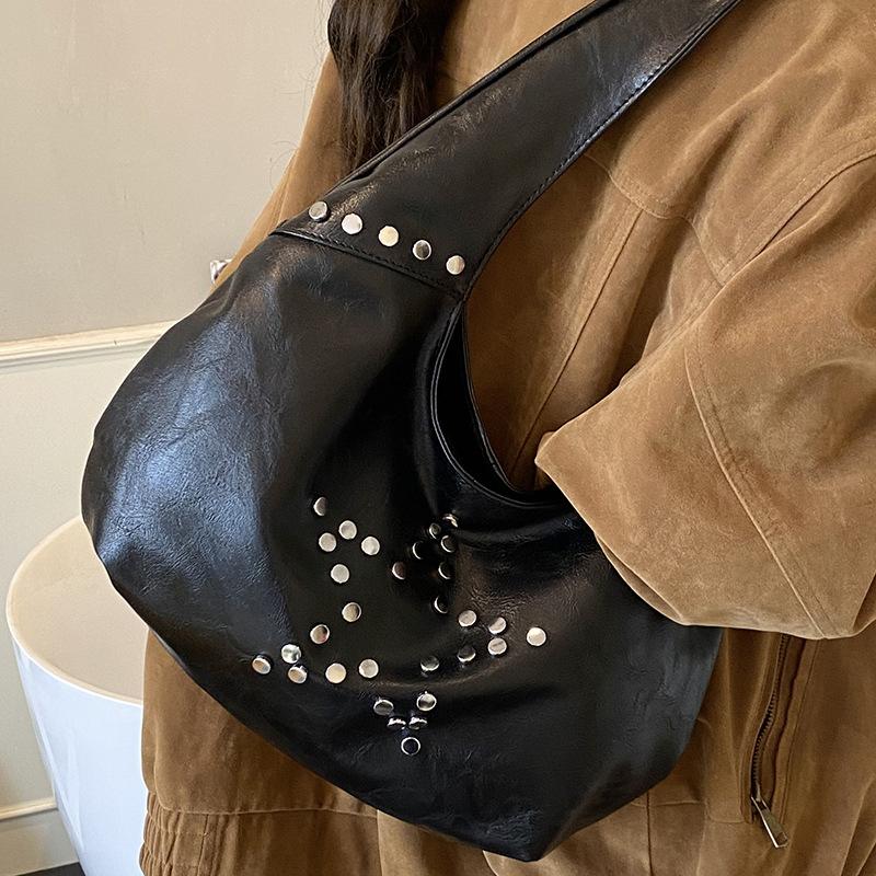 2025 Autumn New Texture Retro Rivet Shoulder Armpit Bag European and American Fashion Large Capacity Fashion Bucket Bag