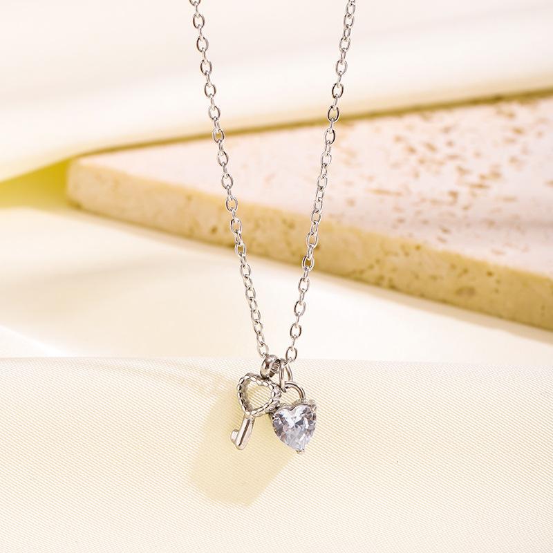 

ins love key necklace female simple niche light luxury girlfriend gift clavicle titanium steel necklace