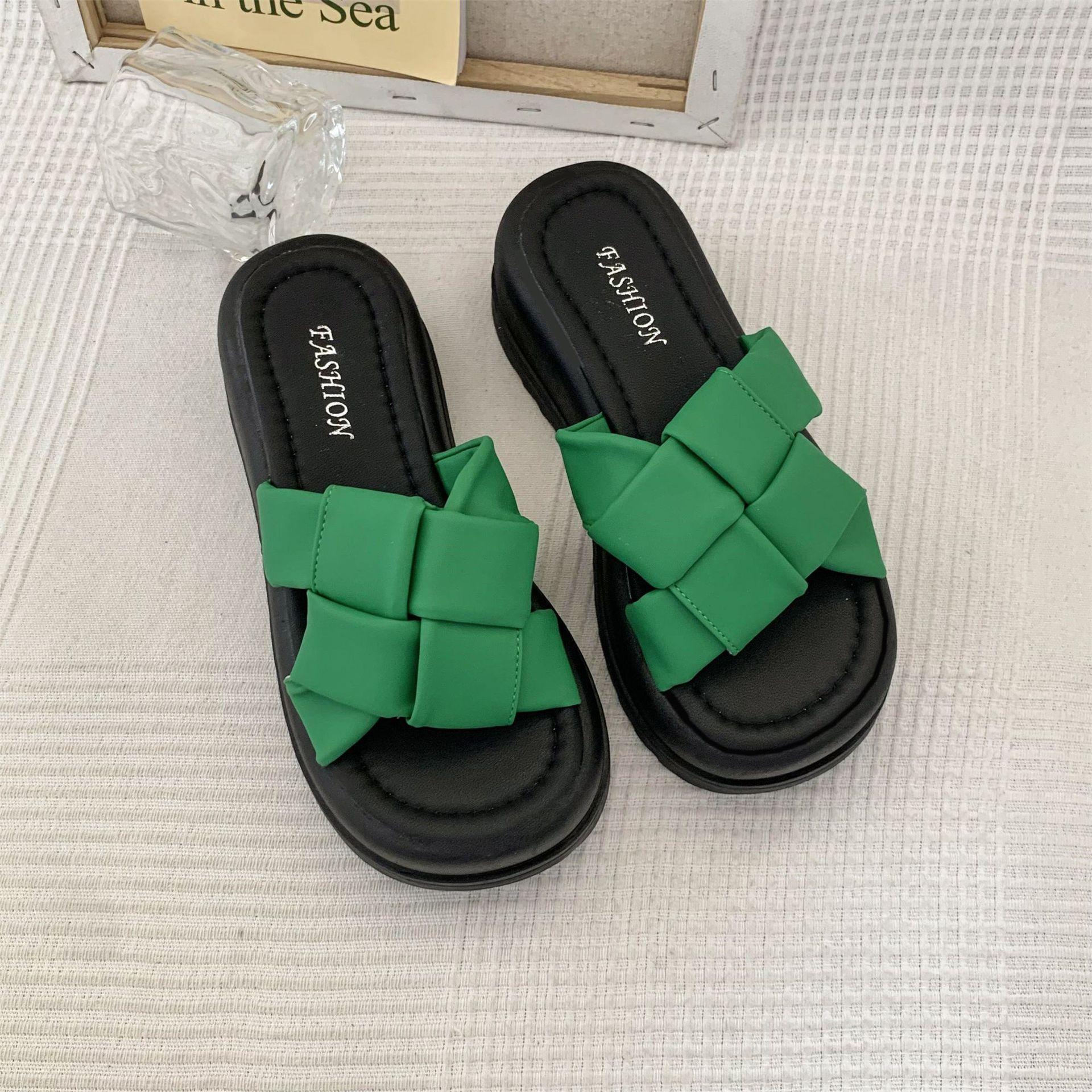 

Black thick-soled height-increasing slippers for women s summer wear 2025 new high-end fashion beach sandals 40