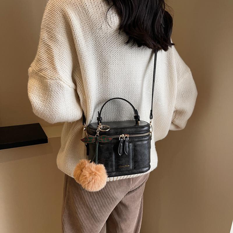 This Year, Popular Small Bags Are Women's Autumn and Winter Versatile 2025 New Fashionable Retro Shoulder Messenger Bag Portable Bucket Bag