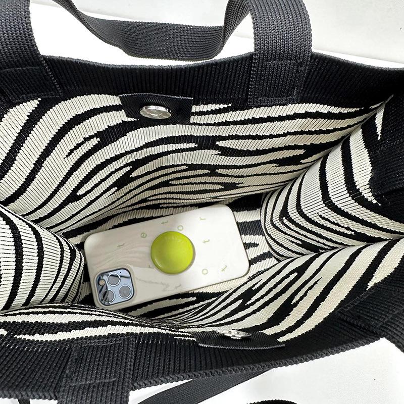 Schwarze & Weiße Diamantstrick-Schultertasche - Koreanischer Stil, Große Kapazität, Alleskönner, Vielseitige quadratische Umhängetasche