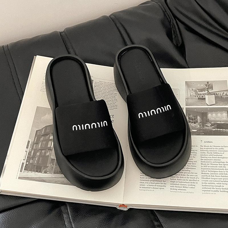 

Stylish, simple and versatile thick-soled height-increasing cool slippers for women s 2025 summer new versatile outer wear letter one-word slippers 35 чёрный