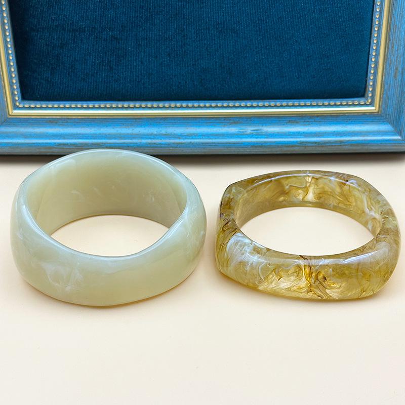 Pulseira Retrô Europeia/Americana de Resina: Bracelete Larga Irregular de Inspiração Francesa para Moda Primavera/Verão