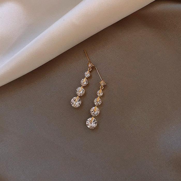 Простой темперамент, Длинные серьги, Серьги с яркими цирконами, Изящное лицо женщины, Тонкие и длинные серьги с бахромой.