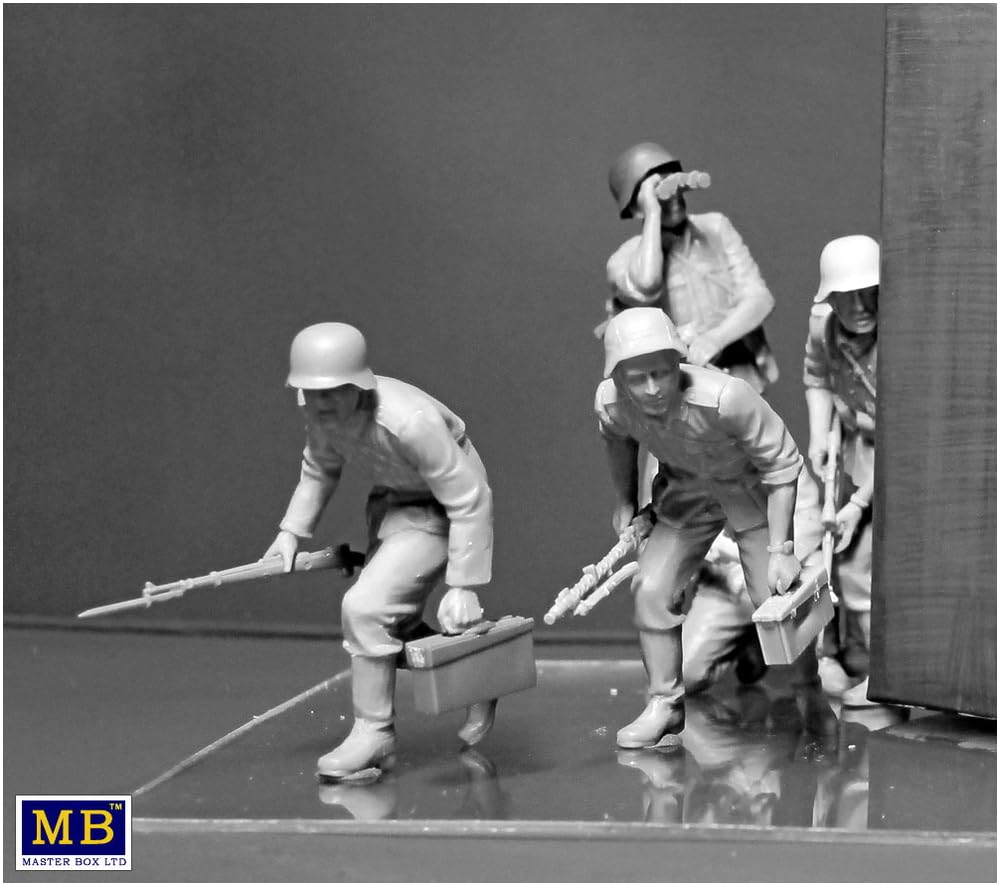 Master Box 1/35 Scale World War II German Infantry (5 Figures) in Early War Uniforms Plastic Model Kit MB35177