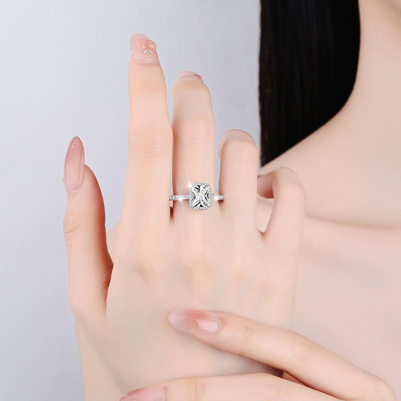 Factory  Price GRA Certificate S925 Sterling Silver Emerald Cut 2 Carat VVs1 Moissanite Engagement Ring for Women