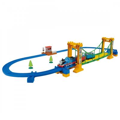 TAKARA TOMY "Plarail Thomas die kleine Lokomotive Wackel-Hängebrücken-Set", Eisenbahnspielzeug für Jungen ab 3 Jahren, erfüllt die Spielzeug-Sicherheitsstandards ST Mark C