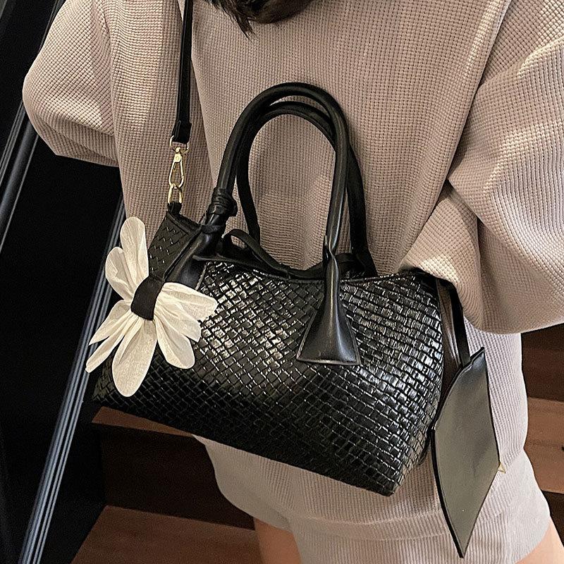 2025 new Korean version fashionable simple versatile portable bucket bag women's temperament commuter style advanced sense messenger bag