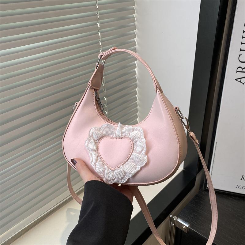 

Spring niche handbag women s 2025 new fashion peach heart saddle bag simple texture chain messenger bag розовый