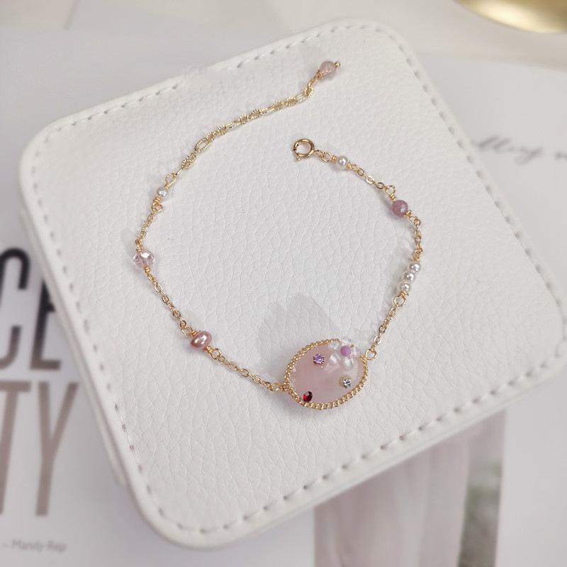 

Браслет из 18-каратного золота с бриллиантами, из кристаллов цвета жемчужной пудры, браслет в стиле ретро, придворный браслет, модные универсальные темпераментные украшения для женщин