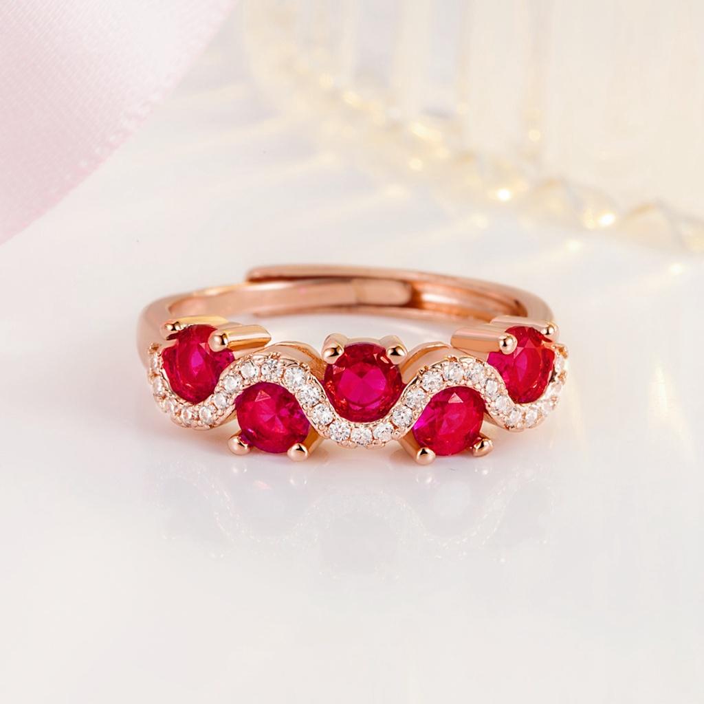 Bague tendance en diamant rouge de couleur or rose, style géométrique avec un design torsadé entrelacé