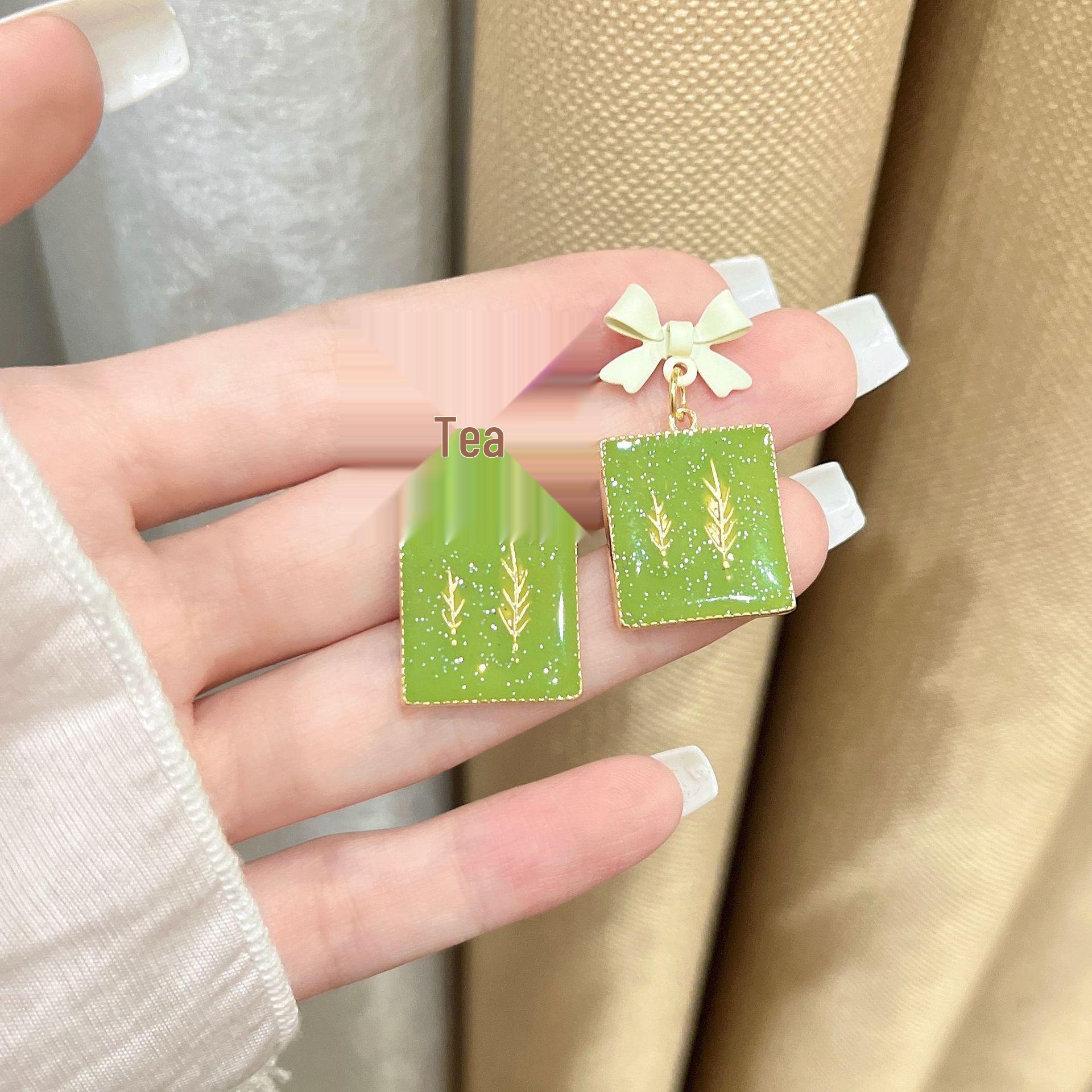 

Mori Style Green Stud Earrings - Retro Fresh Spring Fairy Design for Women - Niche High-End French Fashion.