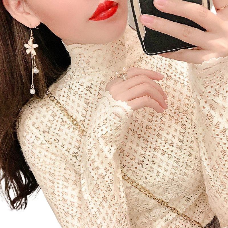 Toto je dámské tričko s matným krajkovým podkladem pro podzim a zimu, s nadýchanou vnitřní vrstvou a síťovaným šifonovým topem.. Je to stylový bílý tlustý top