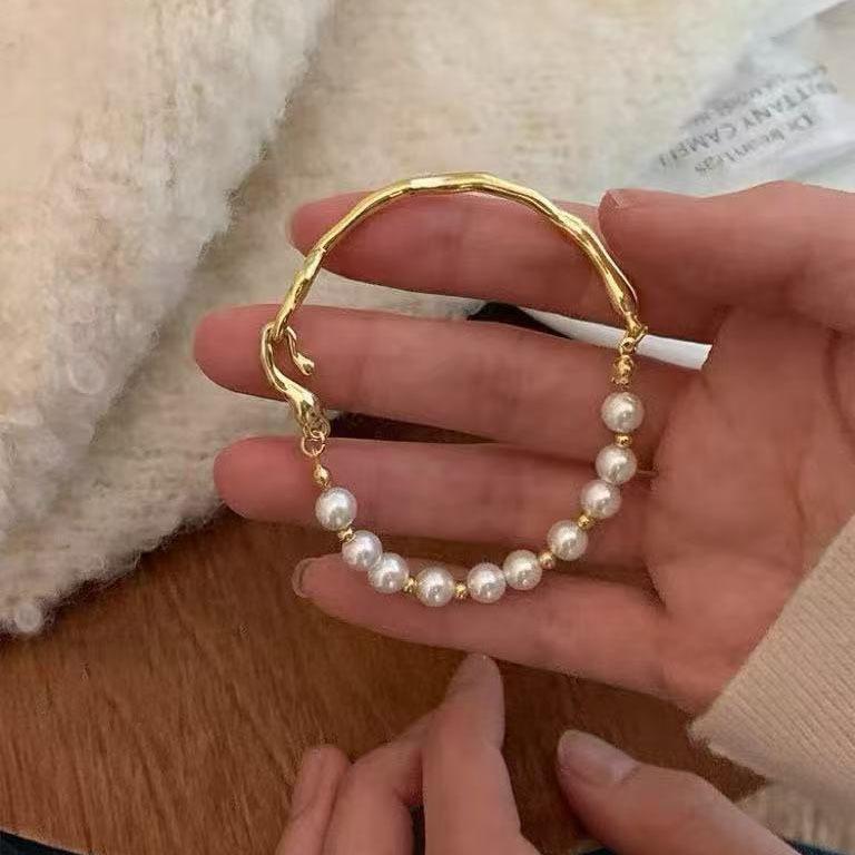 

Французский браслет из неправильного жемчуга особой формы, женский нишевый, легкая роскошь, изысканный, модный, золотой браслет-полуободок, аксессуары для браслета