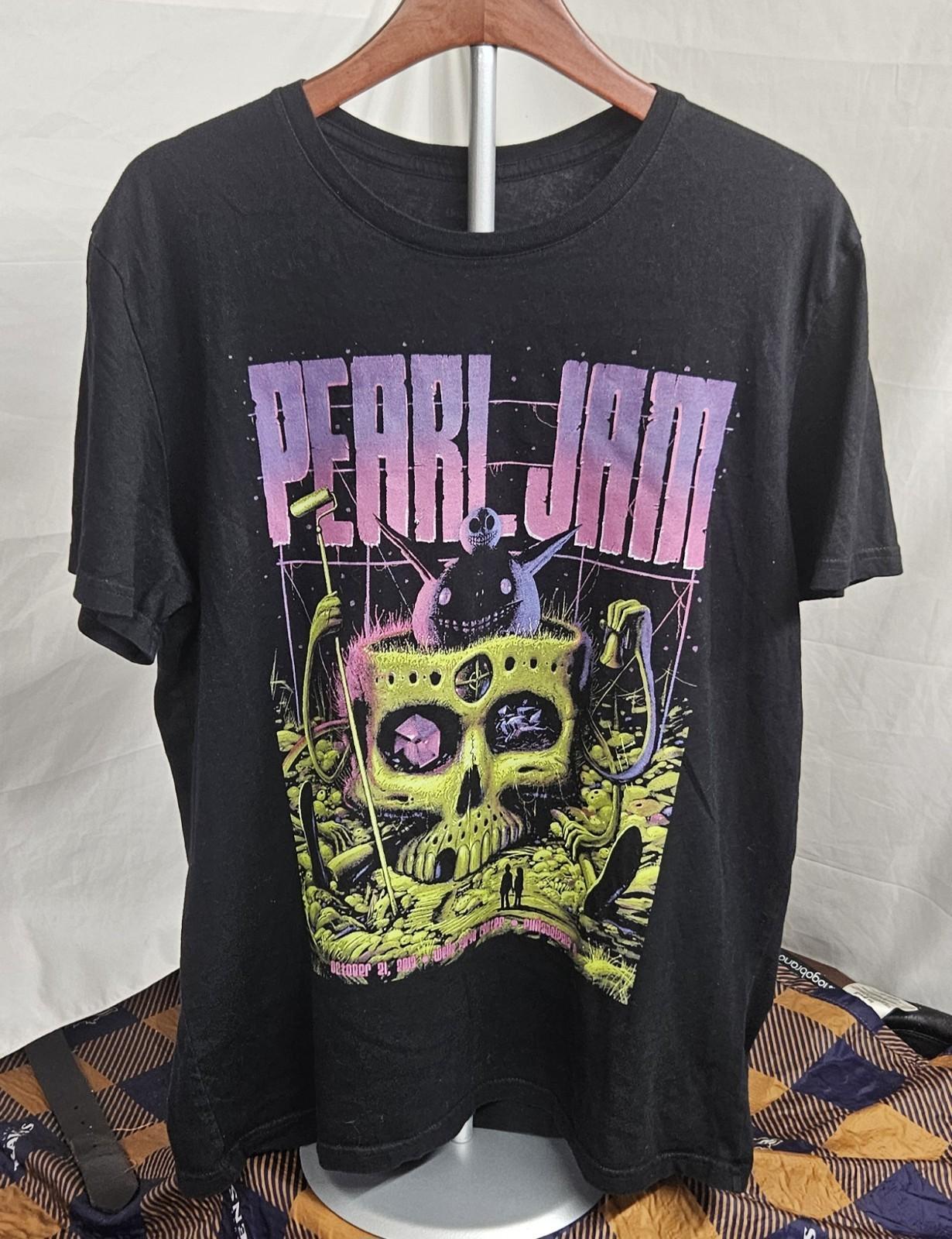 Men s Pearl Jam 2013 Wells Fargo PA Concert Graphic Size Large Black Unisex T-Shirt S