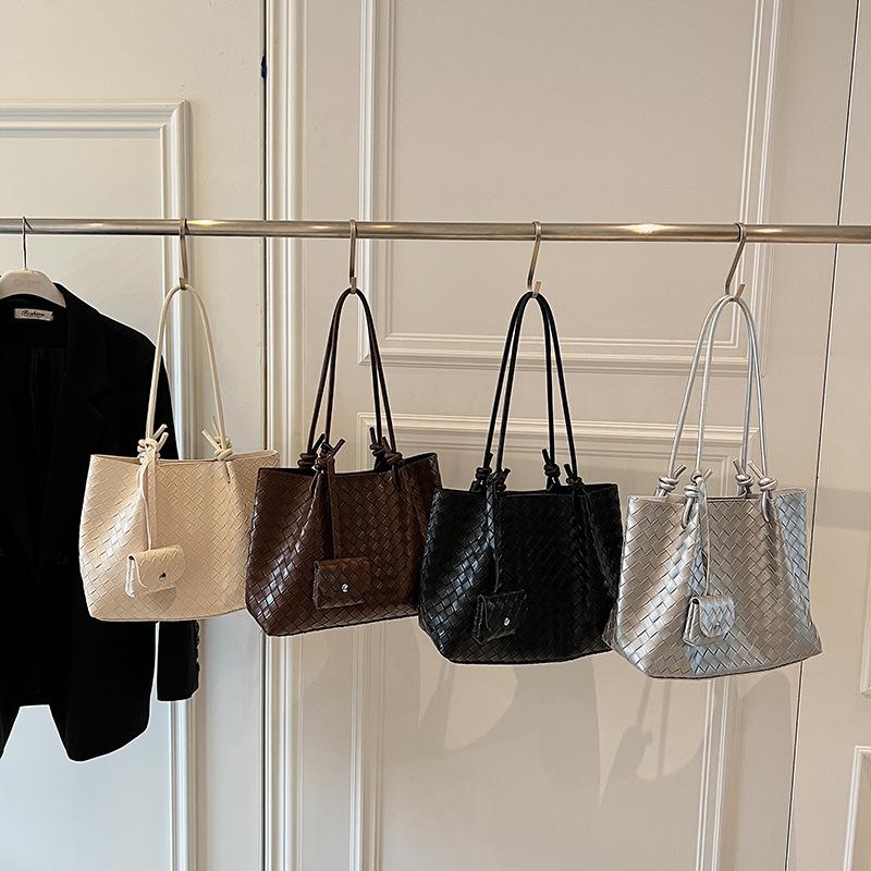 Simple casual woven tote bucket bag women's 2026 spring new pleated fashion niche shoulder armpit bag