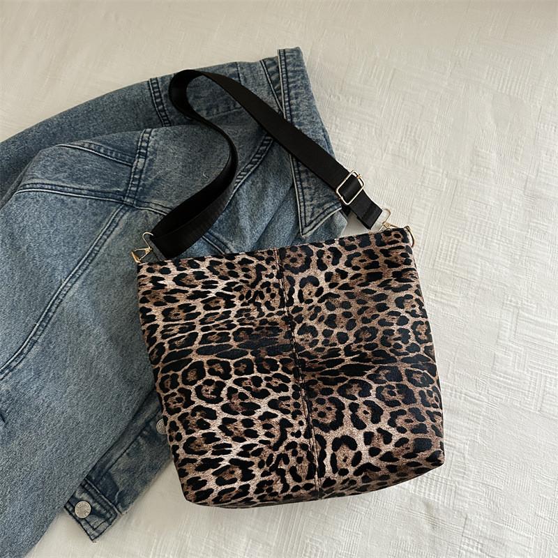 Leopard Print Bucket Bag For Women With Polyester Material And Zip Closure For Daily Casual Use