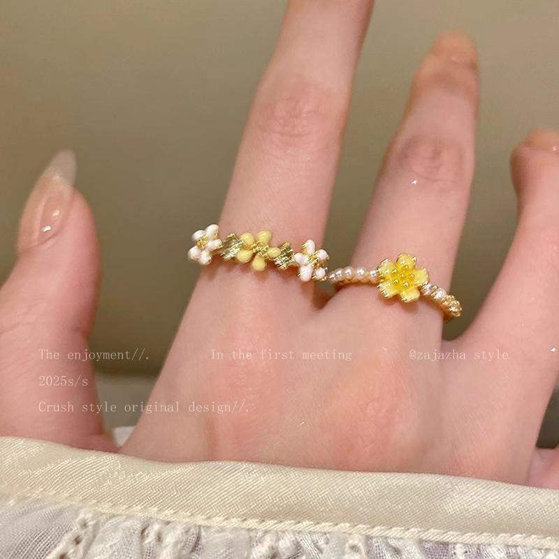 Daisy Small Flower Pearl Ring - Women's Niche Finger Ring with Light Luxury and High-end Feel