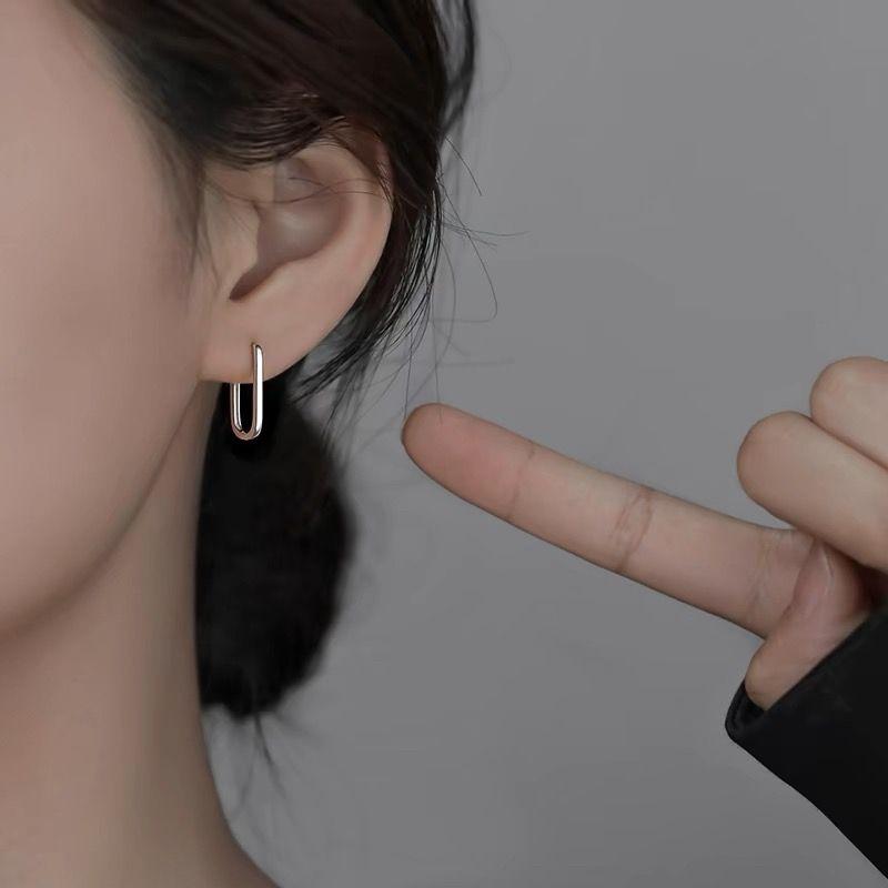 

Серебряные геометрические квадратные круглые серьги для женщин, визуально стройнящие, доступная роскошь, классные серьги-пусеты, новинка, бестселлер, модные серьги A pair of geometric square earrings