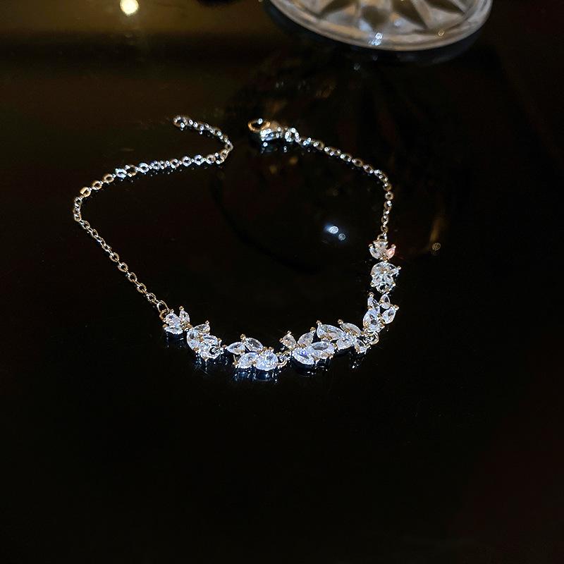 Gold-Plated Zircon Mother-of-Pearl Floral Bracelet: Elegant Luxury Design Jewelry