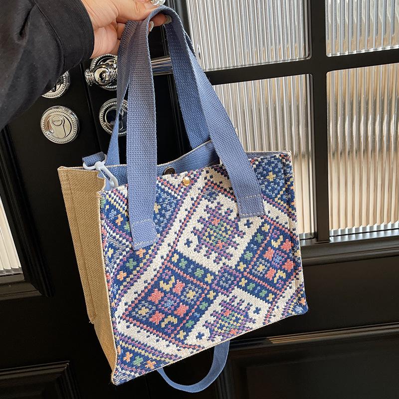 Hochwertige kleine Tasche im Ethno-Stil für Damen. Neue trendige Umhängetasche für Damen. Modische, vielseitige Schultertasche für Damen.