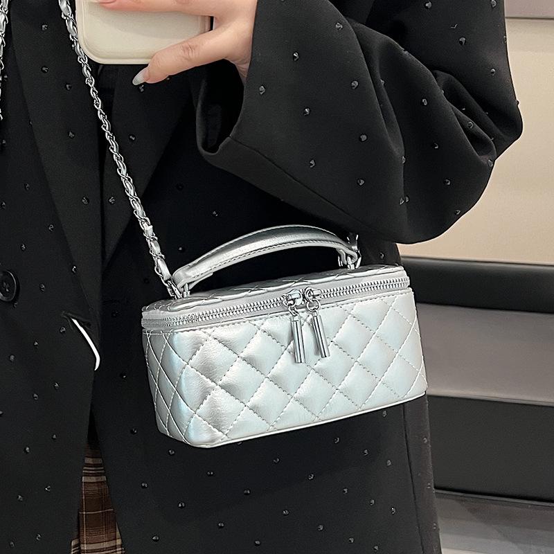 This Year, Korean Xiaoxiangfeng Fashion Temperament Portable Box Bag High-end Texture Diamond Chain Messenger Women's Bag Is Popular.